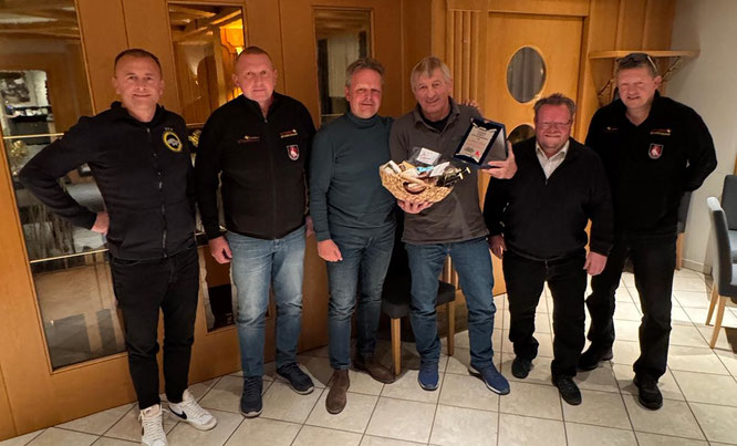 Die Obmänner der Tiroler Vereine bedankten sich bei Franz für seine langjährige Tätigkeit.