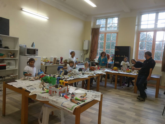 Toussaint 2018 : Ellen Van Werkhoven dirigeait avec l'aide de Leila, un atelier masques en papier mâché pour les enfants du centre de loisirs d'Aspet. 