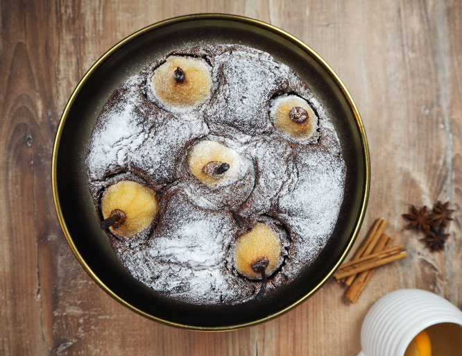 Schokoladen-Gewürzkuchen mit Glühwein-Vanille-Birnen