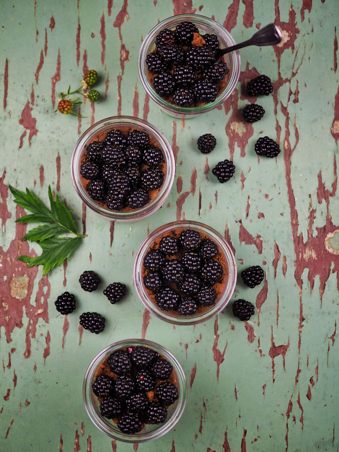 Sommerliches Dessert im Glas, Brombeer- und Limettencreme mit Schokokeks