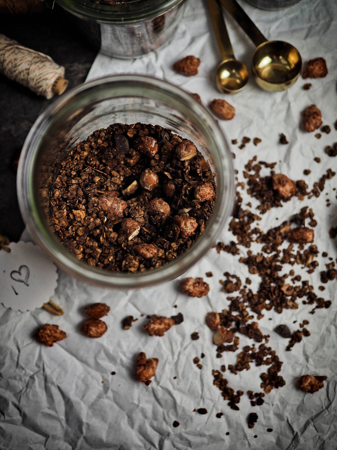 Knuspriges Schokoladen-Lebkuchen-Granola mit gebrannten Mandeln