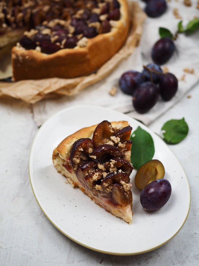 Saftiger Zwetschgenkuchen mit Hefeteig und Zimt-Tonka-Streuseln