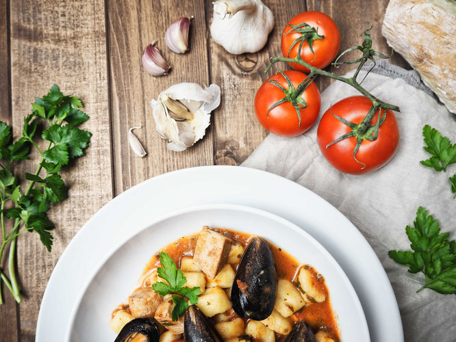 Gnocchi in Tomaten-Weißwein-Soße mit Thunfisch und Muscheln