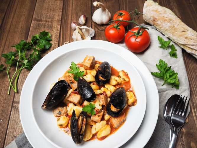 Gnocchi in Tomaten-Weißwein-Soße mit Thunfisch und Muscheln