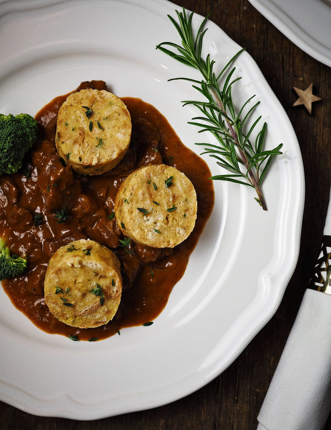 Butterzartes Rahmgulasch mit Serviettenknödel