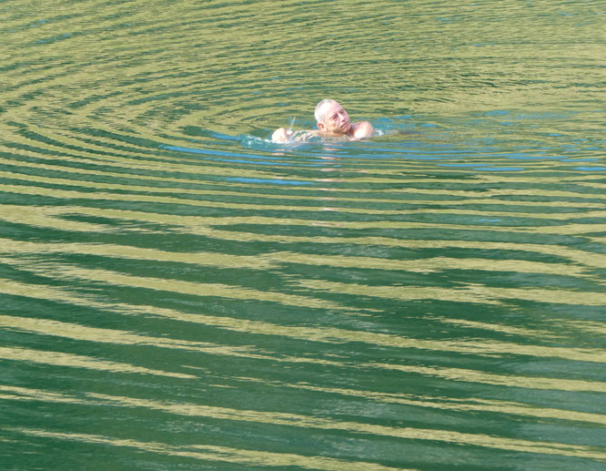 Erfrischung beim Abstieg im Bettmersee