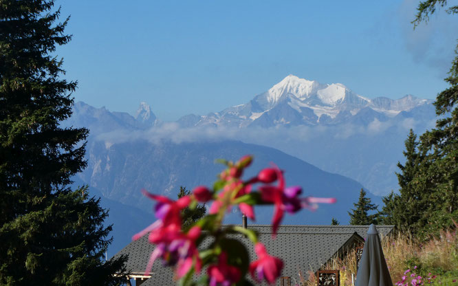 Sicht von der Hotelterrasse aus aufs Matterhorn und Weisshorn