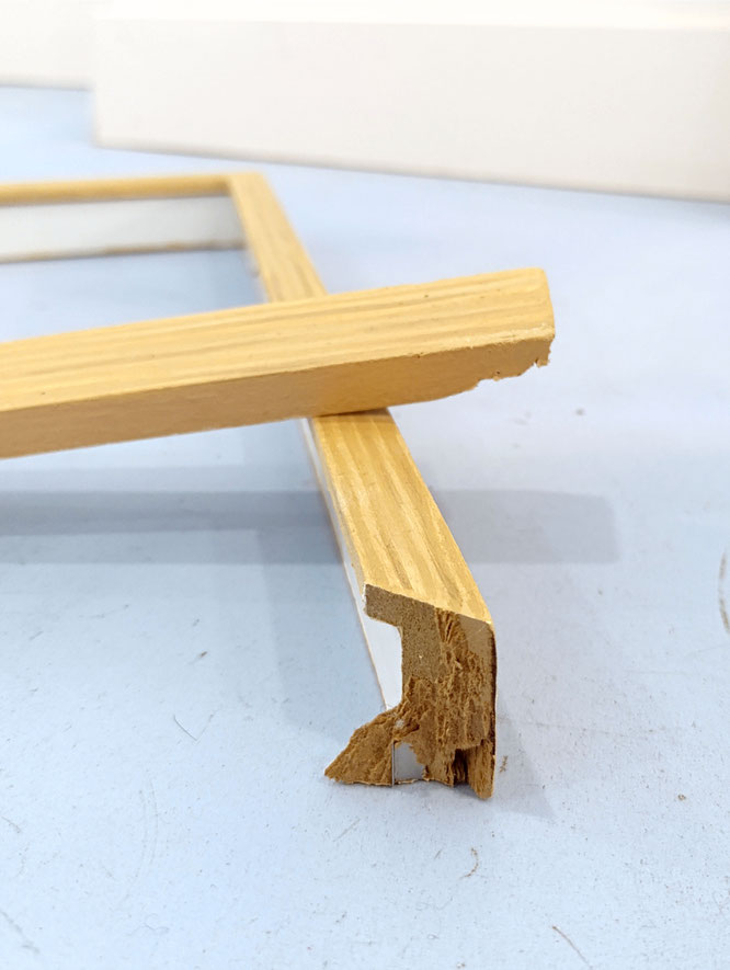 [ Mechanical methodology ] Marco roto pintado a modo de trampantojo, reproduciendo veta de madera. Detalle.