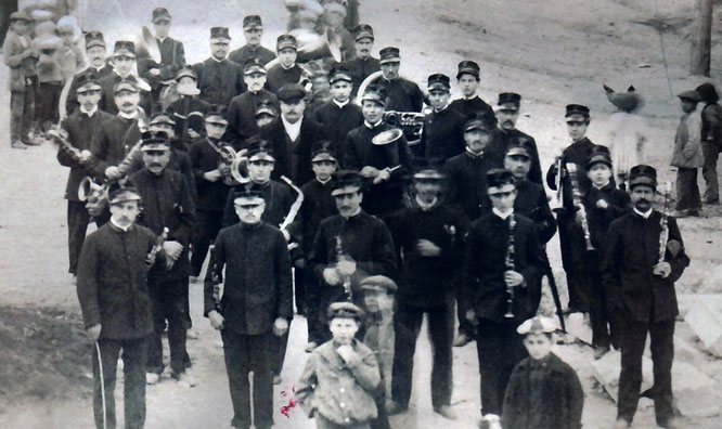 Una rarissima foto (1912) della Banda Musicale di Taurasi. La Banda era già operativa nel 1820. 