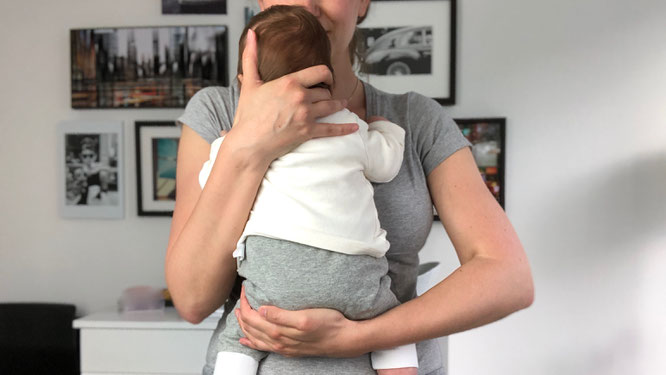 Gegen Säuglingskoliken hilft ganz viel Kuscheln
