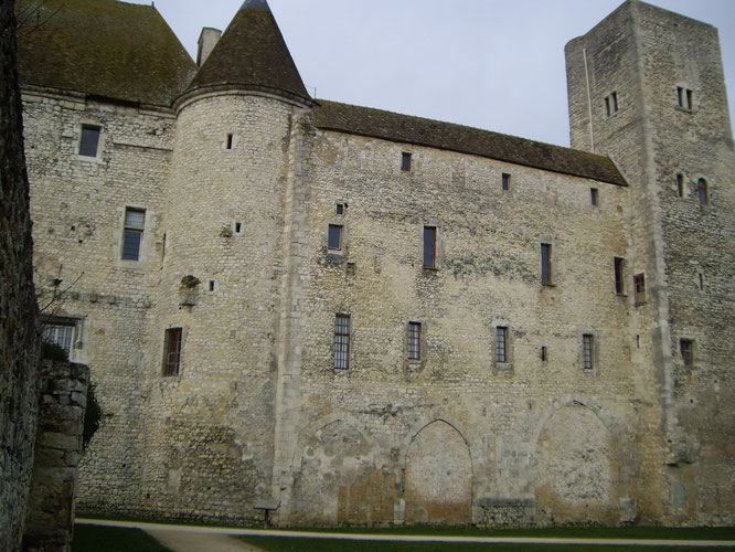                    Chateau musée de Nemours situé près de l'église et juste devant le Loing, les anciennes entrées principales  sont condamnées