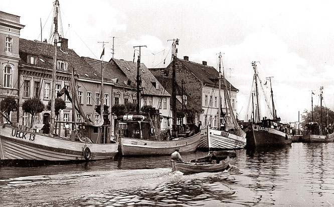 Mitte der 1960er Jahre gab es noch viele Fischkutter im Ueckermünder Stadthafen.