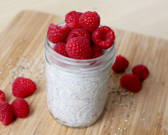 healthy overnight oats with raspberry and chia seeds - by homemade nutrition - www.homemadenutrition.com