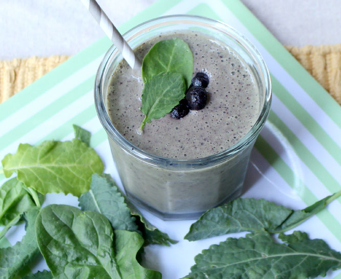 This blueberry green smoothie only has four ingredients and will give you a boost of energy to get through a busy day! - www.homemadenutrition.com