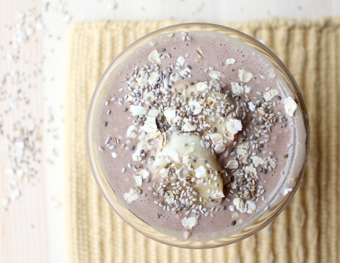 The best overnight oats!  Cocoa, banana, and chia seeds make this breakfast healthy, delicious, plus it all comes together in the fridge during the night!  -by homemade nutrition - www.homemadenutrition.com