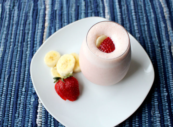 Beautiful rips strawberries are perfect in this fresh, springtime smoothie! - www.homemadenutrition.com