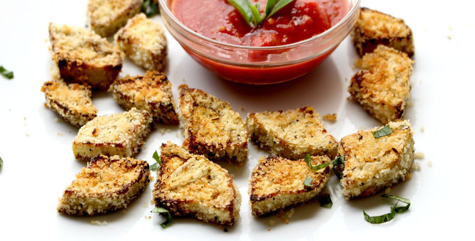 These easy baked eggplant bites are perfect.  They're tender on the inside, crispy on the outside, and have only 5 ingredients.  Tasty way to eat your veggies! - www.homemadenutrition.com