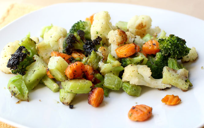 This is probably the easiest roasted vegetable recipe you'll ever make.  It's perfect for a busy weeknight and tastes amazing! - www.homemadenutrition.com