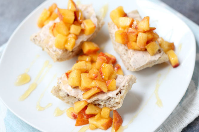 The easiest peach crostini recipe!  It takes just a few ingredients and a few minutes to make this simple, light, and delicious summer dessert! - www.homemadenutrition.com