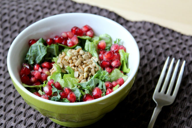 homemade kale salad with pomegranate seeds, sunflower seeds, and orange dressing - by homemade nutrition - www.homemadenutrition.com