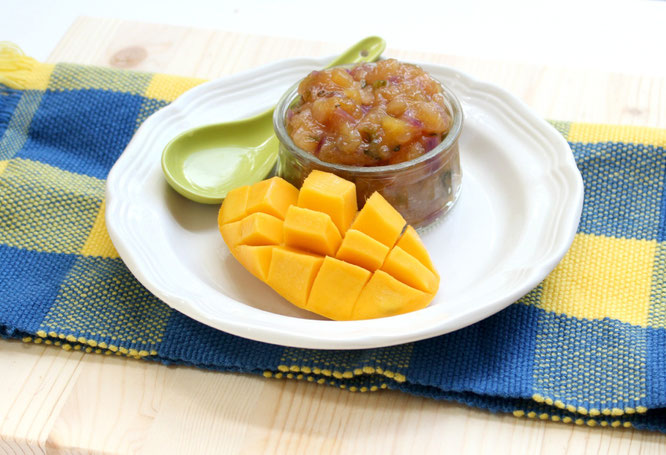 Simple mango pineapple chutney - quick and so easy to make! - www.homemadenutrition.com