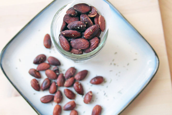 savory rosemary roasted almonds.  perfect homemade healthy snack!  by homemade nutrition - www.homemadenutrition.com