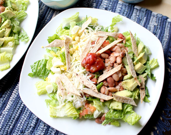 This salad is a lovelyvegetarian lunch or dinner option for busy weekdays! There are so many flavors and textures; this is no boring salad! - www.homemadenutrition.com