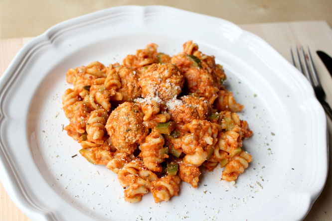 Homemade turkey meatballs with whole grain pasta and zucchini - all in one pot and under 30 minutes! - by homemade nutrition - www.homemadenutrition.com