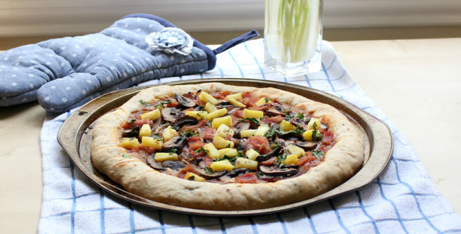 This easy semi-homemade Hawaiian pizza is the perfect go-to for pizza night that the whole family will love! - www.homemadenutrition.com