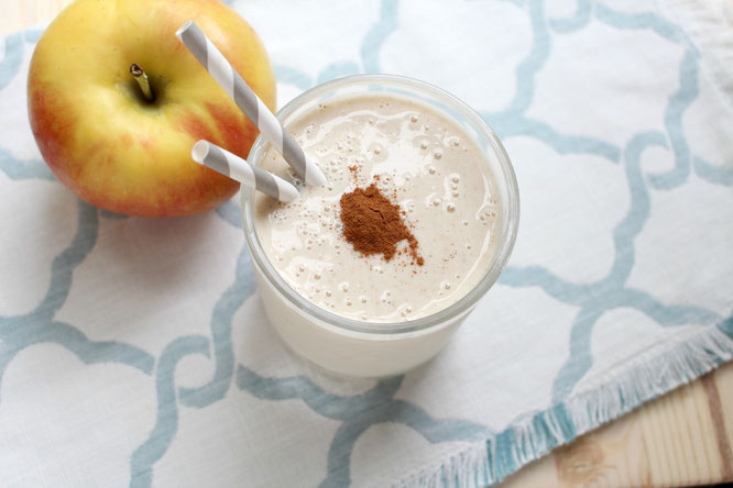 Apple pie for breakfast?  You bet!  This apple pie breakfast smoothie tastes like a treat, but it's healthy and ready in under 5 minutes!