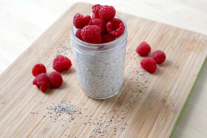 homemade raspberry overnight oats with chia seeds - so healthy and great for digestion! - by homemade nutrition - www.homemadenutrition.com