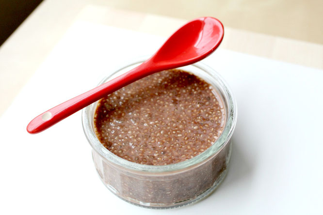 Delicous, healthy chocolate chia seed pudding is vegan, has only 4 ingredients, and only takes 2 minutes to prep! - homemade nutrition - www.homemadenutrition.com