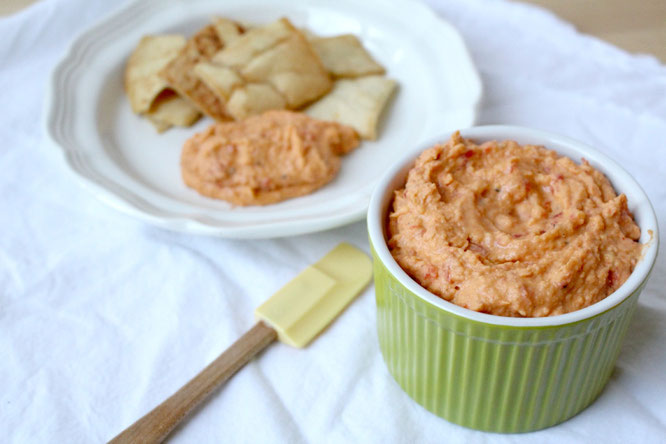 This roasted red pepper hummus is simple to make, heatlhy, and so good!  Perfect healthy game day snack option! - by homemade nutrition - www.homemadenutrition.com