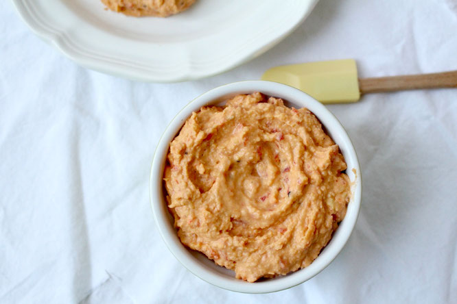 easy hummus with roasted red peppers - healthy, flavorful, and satisfying! - by homemade nutrition - www.homemadenutrition.com
