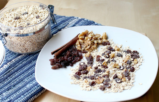 Making homemade instant oatmeal mix is really simple and easy to customize for your family's taste buds!  This recipe for cinnamon-raisin oatmeal mix with walnuts is so good!  - www.homemadenutrition.com