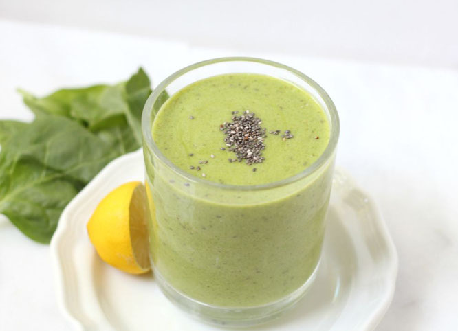 This green chia-lemon smoothie will completely wake up your taste buds and pack a punch of nutrition into your morning! - www.homemadenutrition.com