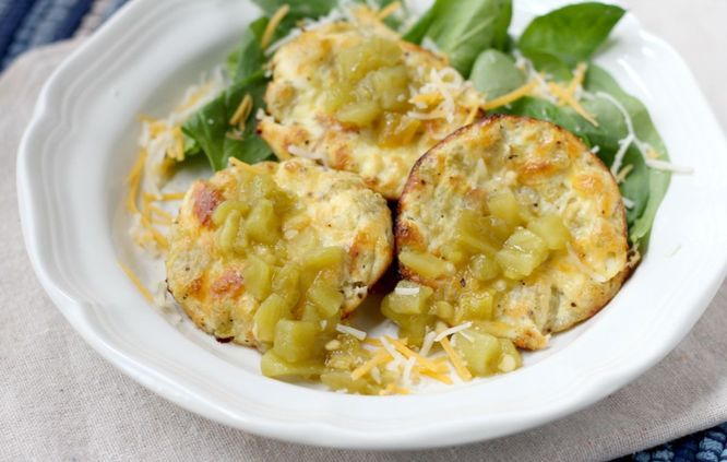 Easy mini frittatas with green chiles as the star! Perfect weeknight dinner in a rush - vegetarian, gluten free, and so tasty! - www.homemadenutrition.com