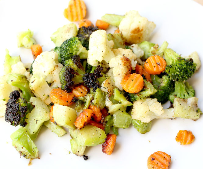 This is probably the easiest roasted vegetable recipe you'll ever make.  It's perfect for a busy weeknight and tastes amazing! - www.homemadenutrition.com