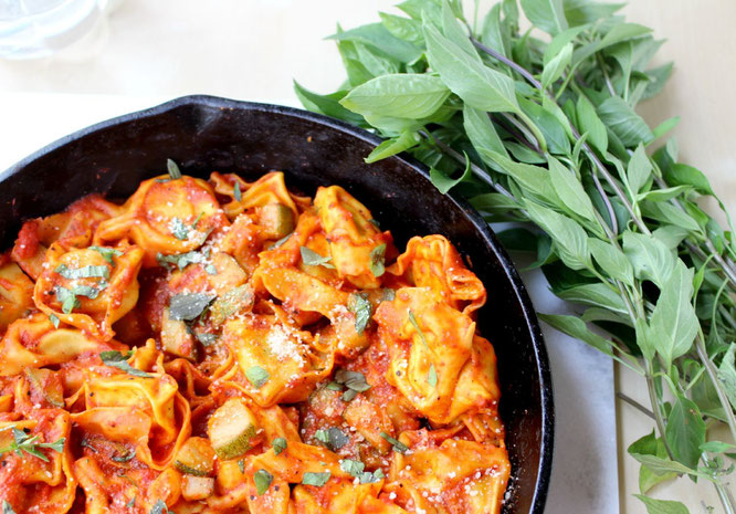 This one-skillet vegetarian ravioli with easy roasted red pepper sauce is the perfect dinner in a rush.  Simple, filling, and full of flavor! - www.homemadenutrition.com