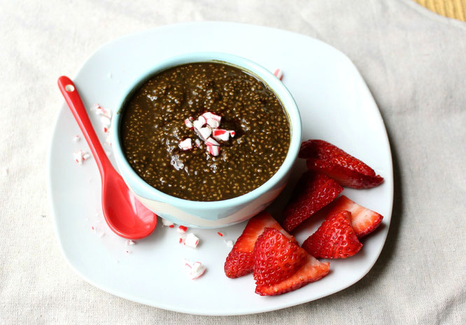 Easy chocolate peppermint mocha chia pudding with supergreens! - by homemade nutrition - www.homemadenutrition.com