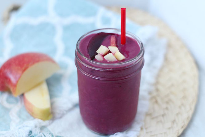 Health boosting pink smoothie with apples, beets, and cinnamon! - so good! - by homemade  nutrition - www.homemadenutrition.com