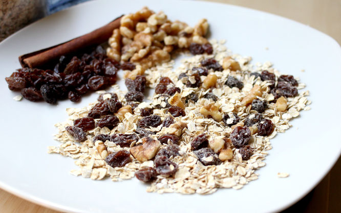 Making homemade instant oatmeal mix is really simple and easy to customize for your family's taste buds!  This recipe for cinnamon-raisin oatmeal mix with walnuts is so good!  - www.homemadenutrition.com