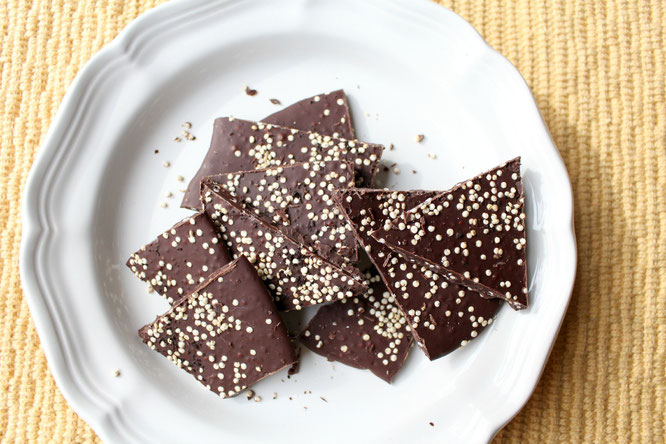 dark chocolate bars made with crunchy quinoa and coffee - such a good alternative to candy for a sweet snack that will also give you energy! - by homemade nutrition - www.homemadenutrition.com