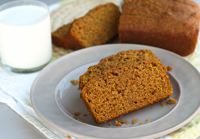 This healthy vegan pumpkin banana bread is moist and tender, and absolutely delicious!