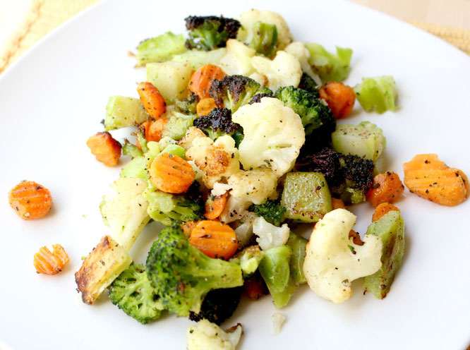 This is probably the easiest roasted vegetable recipe you'll ever make.  It's perfect for a busy weeknight and tastes amazing! - www.homemadenutrition.com