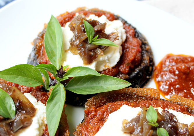 Baked eggplant makes the base of these flavorful pizzas topped with sun dried tomato pesto, ricotta, and caramilized onions.   These are delicious and simple! - www.homemadenutrition.com