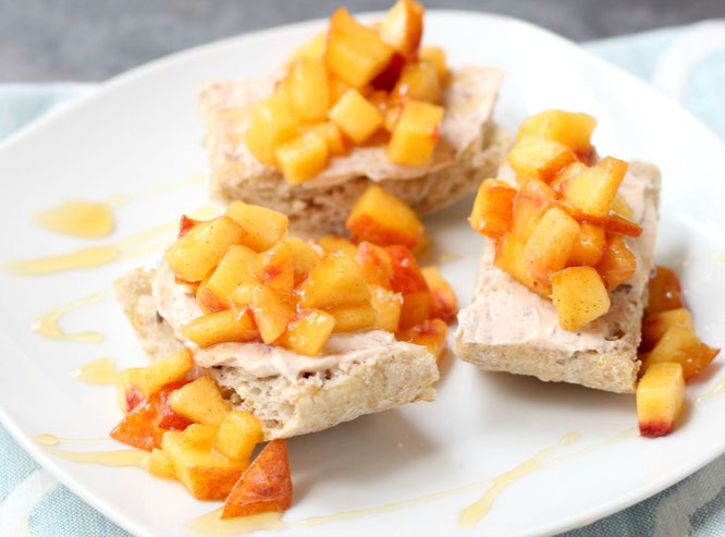 The easiest peach crostini recipe! It takes just a few ingredients and a few minutes to make this simple, light, and delicious summer dessert! - www.homemadenutrition.com