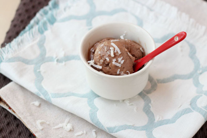 Easy vegan chocolate ice cream:  three ingredients, no added sugar, no gluten, but completely declicious! - www.homemadenutrition.com