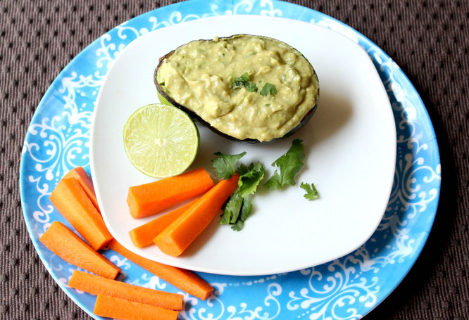 The easiest guacamole ever! Six ingredients and just 5 minutes to creamy deliciousness! - www.homemadenutrition.com