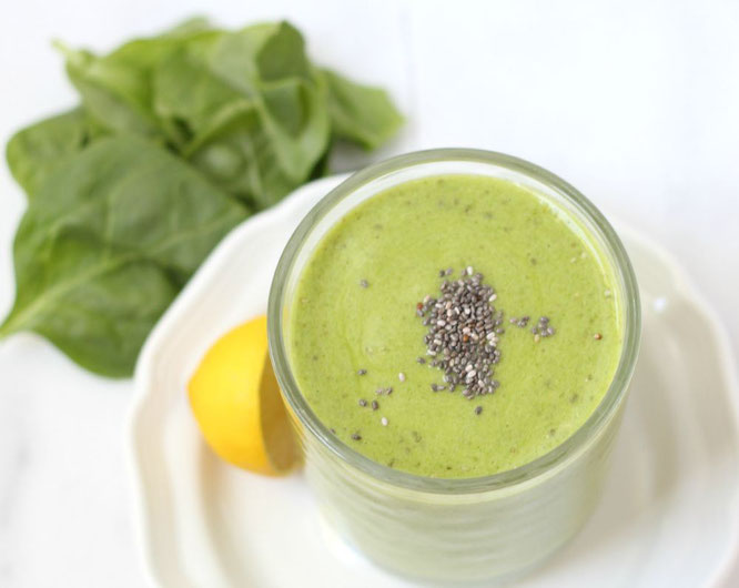 This green chia-lemon smoothie will completely wake up your taste buds and pack a punch of nutrition into your morning! - www.homemadenutrition.com